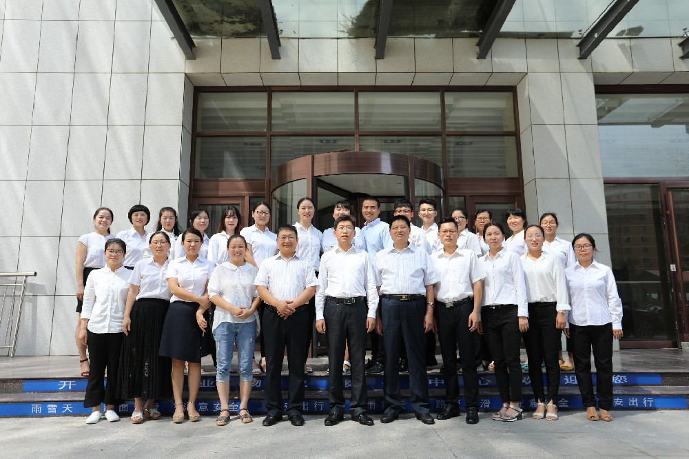 公司员工在总部蓝天国际大厦楼下合影