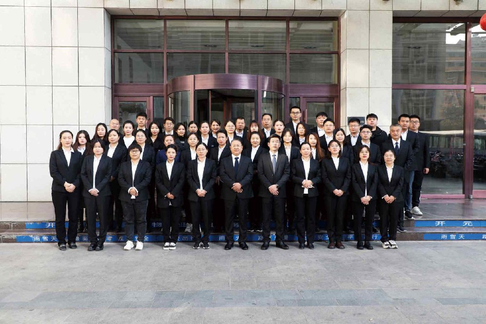 公司员工在总部蓝天国际大厦楼下合影