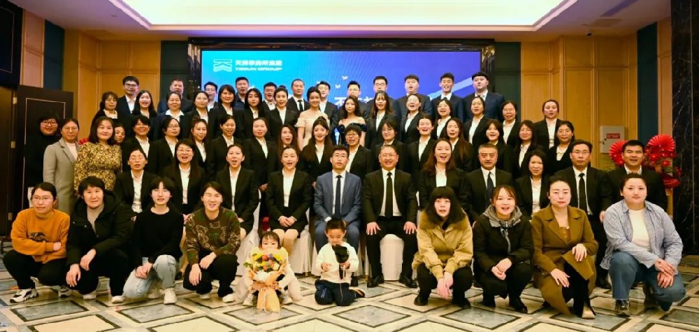 公司10周年庆典员工合影